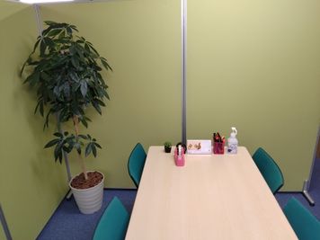 プラスプラウト株式会社ミーティングスペース ４人用S席の室内の写真