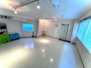 10人でヨガ、12人でダンスができる広さです。 - StudioOnda大久保/スタジオオンダ大久保 ダンス/ヨガ/楽器練習/稽古で定期利用に最適プライベートスタジオの室内の写真