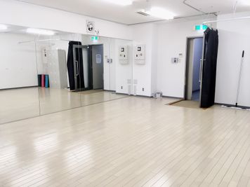 レンタルダンススタジオ本町 ヨガなど静かな用途限定スタジオの室内の写真