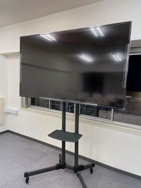 65インチの液晶モニター - レンタルスペース「フタバ」 貸し会議室の室内の写真