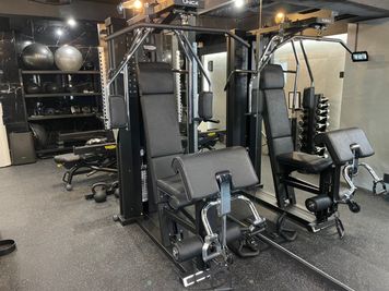 テクノジム社のマルチストレングスマシンです。1台で25種類以上のトレーニング可能です。 - 【麻布十番】PRIVATE GYM CENTURION 完全個室・貸切ジム トレーナーさん歓迎の室内の写真