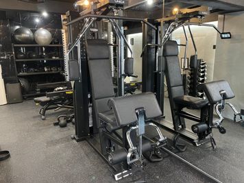 テクノジム社のマルチストレングスマシンです。1台で25種類以上のトレーニング可能です。 - PRIVATE GYM CENTURION レンタルジムの室内の写真