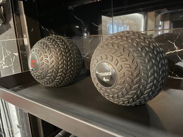 メディシンボール（4kg、8kg） - PRIVATE GYM CENTURION レンタルジムの室内の写真