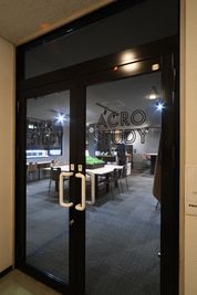 店舗入口 - AcroStudy 会議室の入口の写真