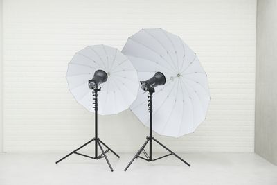 アンブレラ100cm(ホワイト×２/シルバー×１)・150cm(ホワイト/シルバー/トランスルーセント)各３本 - STUDIO ZEAL レンタル撮影スタジオ・レンタルスペース・フォトスタジオの設備の写真