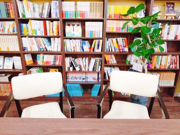 2000冊を超える書籍は読み放題です。 - 大崎ブックカフェ 大崎駅徒歩５分のコワーキングスペースの室内の写真