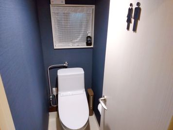 男女共用トイレです。 - 大崎ブックカフェ 大崎駅徒歩５分のコワーキングスペースの設備の写真