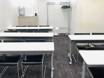 【R3C貸会議室】野村不動産新宿南口ビル（旧NMF新宿南口ビル） セミナールームBの室内の写真