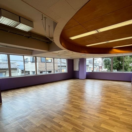 広々67平米！大きな窓がたくさんあって開放的！オープンしたばかりの新しいスタジオです♪ - STUDIO 1BROOD(エインブロード都島校) ダンススタジオ・ダンススクールの室内の写真