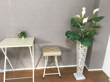 折りたたみテーブルセットはホワイトボードの周りで使うと便利。 - 貸会議室アクア大宮東口  203号室の設備の写真