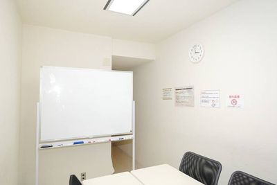 RAKUNA新宿Ⅴ 会議室の室内の写真
