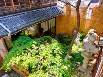 庭 - Hostel Ayame 梅小路京都西駅から徒歩4分🏃撮影、推し活、ヨントン利用歓迎🎉の室内の写真