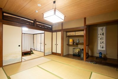 お庭の見える京町家の12畳和室です🌳自然光の入る室内は撮影利用にオススメ📸撮影機材無料レンタル🎬✨ - Hostel Ayame
