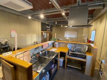 調理場・３名で同時作業可能な広々としたスペース - レンタルスペースｓｅｃｏｎｄＭ レンタルキッチン(2F)の室内の写真