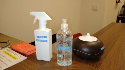 感染症対策としてアルコール消毒ジェル、微酸性電解水をご用意しています。 - Ruila Pure サロンスペースの設備の写真
