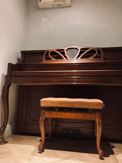 自分のお部屋のようなアットホームさを感じられるクラシカルな空間です。 - OKピアノ練習室 個人練習用アップライトピアノの室内の写真