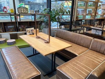 ママはゆったりとしたスペースで談笑 - HAPPY BEANS CAFE レンタルスペース カフェスペース (キッズスペース完備)の室内の写真