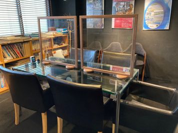 黒の部屋(別個室兼喫煙部屋)
商談・打ち合わせにぴったり - HAPPY BEANS CAFE レンタルスペース カフェスペース (キッズスペース完備)の室内の写真
