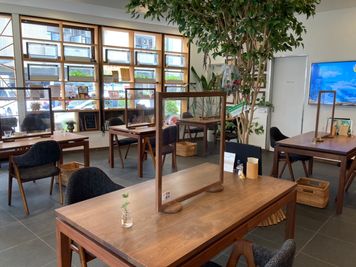 ゆったりとしたテーブルとシンプル美にこだわった木目調の空間 - HAPPY BEANS CAFE レンタルスペース カフェスペース (キッズスペース完備)の室内の写真