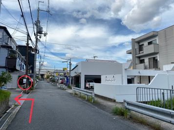 江坂駅方面から右手に曲がると、左手に看板が見えます！
北を向いています。 - Studio AiDE A Boothの外観の写真