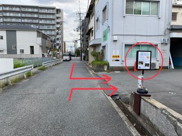 南を向いています。
奥に見える交差点が、江坂駅方面からの大通りです。 - Studio AiDE A Boothの外観の写真