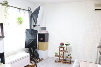 自然光の窓と白煉瓦風壁
 - アートキャップの写真スタジオ ポートレート/宣材写真/商品の撮影の室内の写真