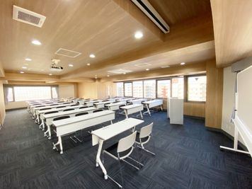 京都貸会議室 ユニスペース四条烏丸 会議室の室内の写真