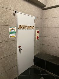 JK Studio 三宮 ウエストモンドビルB1 撮影スタジオの入口の写真