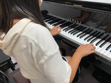 ピアノレンタルルーム【ムジカ】 グランドピアノYAMAHA-C3サイズの練習室の室内の写真