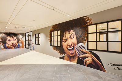 エントランス
壁面にアートが彩られています - 【町田駅徒歩2分！自然光の入る貸個室スタジオ】 貸し会議室/写真撮影　等の入口の写真