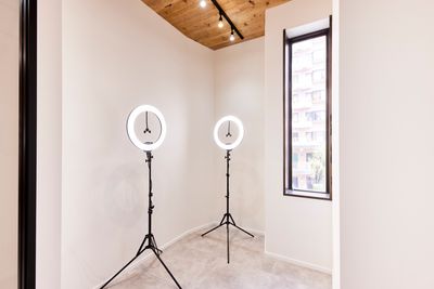 個室以外にも撮影スペースを用意
自然光も入り、リングライトも貸出可 - 【町田駅徒歩2分！自然光の入る貸個室スタジオ】 貸し会議室/写真撮影　等の設備の写真