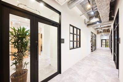 広々とした通路 - 【町田駅徒歩2分！自然光の入る貸個室スタジオ】 貸し会議室/写真撮影　等の入口の写真