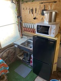 冷凍冷蔵庫も大容量
ポット、電子レンジも使えます - レンタルスペースYONE CAMP 屋内キャンプをテーマにしたレンタルスペースの設備の写真