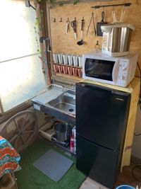 冷凍冷蔵庫も大容量
ポット、電子レンジも使えます - レンタルスペースYONE CAMP 屋内キャンプをテーマにしたレンタルスペースの設備の写真