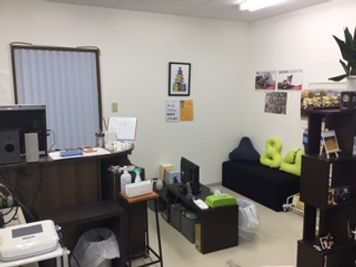 待合スペース - 仙台メディカル整骨院 一階の日当たりの良いレンタルサロン（駐車場一台完備）の入口の写真