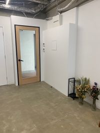 入り口 - PERK 開放感のある美容室の入口の写真