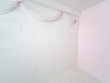 白壁にモールディングが施されていて、パステルピンクの壁もあります🎀 - 撮影スタジオDOLLY池袋 白壁、ピンク、ヘリンボーン柄と３種類の背景を持つミニ撮影スタジオの室内の写真