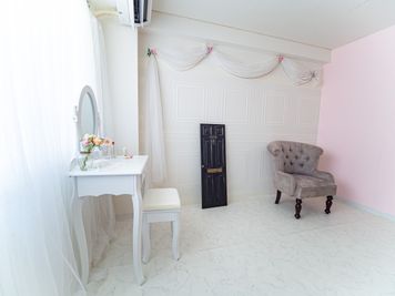 白壁側は姫系アンティーク調で揃えてます - 撮影スタジオDOLLY池袋 白壁、ピンク、ヘリンボーン柄と３種類の背景を持つミニ撮影スタジオの室内の写真