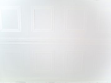 モールディングが施された白壁 - 撮影スタジオDOLLY池袋 白壁、ピンク、ヘリンボーン柄と３種類の背景を持つミニ撮影スタジオの室内の写真