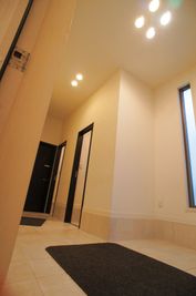 広々とした待ち合いホール。トイレも2か所ございます。 - 防音サロン Bright レンタルサロンの入口の写真