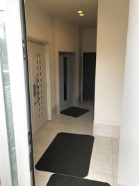 玄関扉を開けると待ち合いホールとなります。奥のグレーの扉がサロン入口となります。 - 防音サロン Bright レンタルサロンの入口の写真