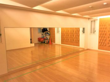 ダンスレッスン用の鏡もつけられています。 - 防音サロン Bright レンタルサロンの設備の写真