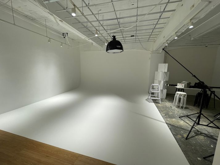 高さ2.8×横5.5の大型白ホリ、白ホリ部は養生テープを裏張りしてご利用下さい。 - Photo Studio BP富士見町の室内の写真