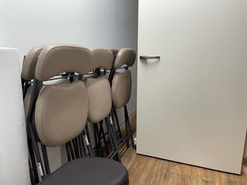 ワークショップでご利用頂くため 折り畳み椅子を６脚ご用意いたしました。
 - @niconal サロンスペースの室内の写真