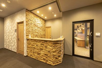 BIZcomfort橋本 会議室（6名用）の入口の写真