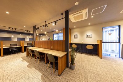 BIZcomfort橋本 会議室（6名用）の室内の写真