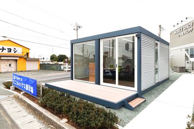 【利用事例の紹介】
大型モニターを活用した会議
※写真はイメージです。 実際のレイアウト・設備など異なる場合がありますので、ご注意ください。
 - U-SPACE 豊橋東店 Meetingの外観の写真