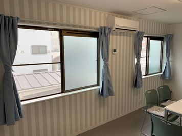 窓は二つで、隣は建物がないで、日当たりと風通しがよいです。 - UIITビル　3階　303号室 レトロな商店街。南田辺駅徒歩9分のレンタルスペースの室内の写真