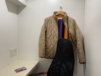 椅子＆ハンガー - 【2ndBase_大手町】 完全個室ブース（定員１名）の設備の写真