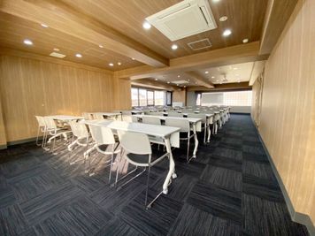 京都貸会議室 ユニスペース四条烏丸 《初回限定20%オフキャンペーン》会議室の室内の写真